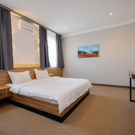 281 Hotel Bishkek Ngoại thất bức ảnh
